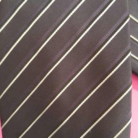 MEN'S BRAND Q TIE AND HANKY SET - Picture 2 of 3